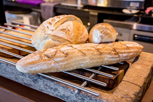 ขนมป งฝร งเศสสดบนกร ในร านเบเกอร — ภาพถ่ายสต็อก