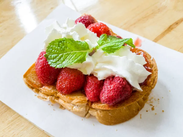 Çilekli tost ekmeği ve krema.