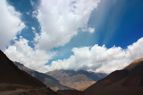 Nepal dağlarında mavi gökyüzünde beyaz bulutlar