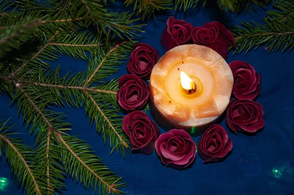 Kaars Met Decoratieve Rozen Tussen Takken Van Een Kerstboom Gloeiende — Stockfoto