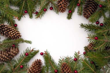 Kırmızı ve yeşil renkli Noel resmi, koniler, yeşil ladin dalları, kırmızı toplar, böğürtlenler. Yılbaşı ve Noel için arkaplan