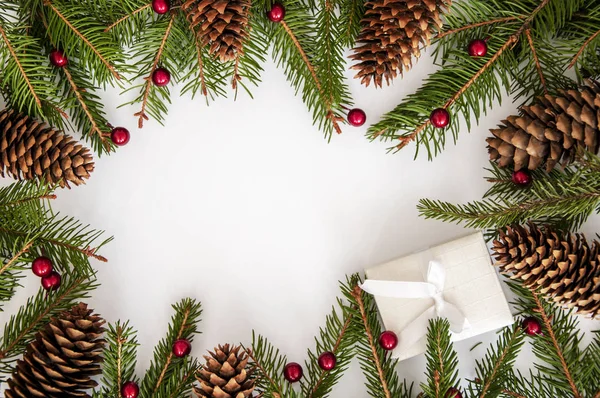 Kerstvakantie Foto Rode Groene Kleuren Geschenkdoos Kegels Groene Sparren Takken — Stockfoto