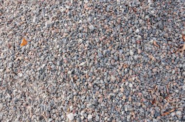 Yolda küçük taşlar ezildi.