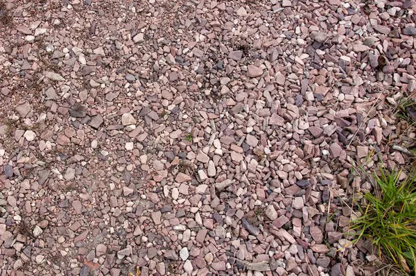 道路上の小さな石砕石 — ストック写真