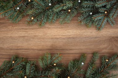 Noel arkaplanı. Noel ağacı dalları ahşap dokuda