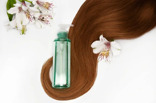 Cosmetische Haarolie Een Witte Achtergrond Haarverzorging Gezond Mooi Haar Kopieer — Stockfoto