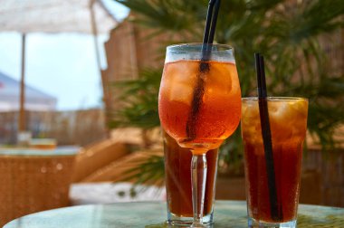 Plajda kokteyller. Yazın sahilde parlak soğuk içecekler. Yaz tatili ve seyahat konsepti.