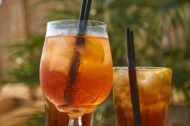 Plajda kokteyller. Yazın sahilde parlak soğuk içecekler. Yaz tatili ve seyahat konsepti.