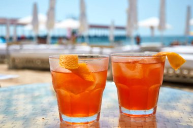 Plajda kokteyller. Yazın sahilde parlak soğuk içecekler. Yaz tatili ve seyahat konsepti.