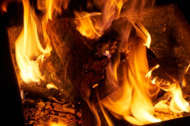 Karanlıktaki şenlik ateşinin parlak alevi. Karanlıkta ateş.