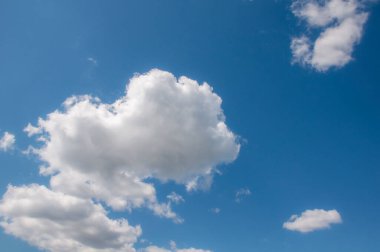 Mavi gökyüzünde beyaz bulutlar. Güzel doğal arkaplan.