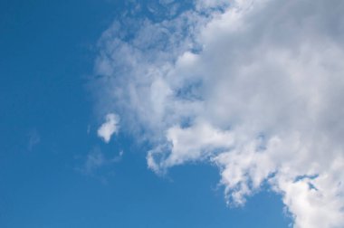 Mavi gökyüzünde beyaz bulutlar. Güzel doğal arkaplan