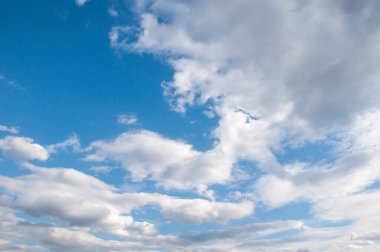 Mavi gökyüzünde beyaz bulutlar. Güzel doğal arkaplan