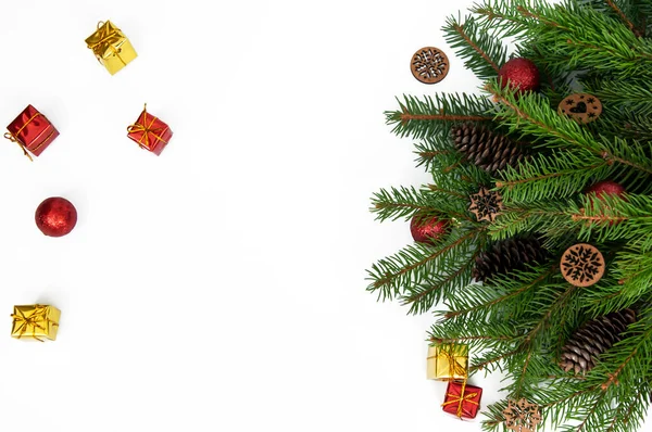 Takken Van Een Kerstboom Rode Gele Geschenkdozen Ballen Een Witte — Stockfoto