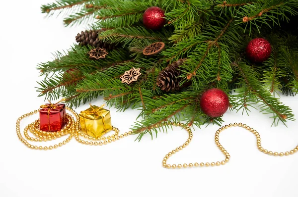 크리스마스 트리의 가지들과 빨간색과 노란색 상자들과 공들이 배경에 성탄절 — 스톡 사진