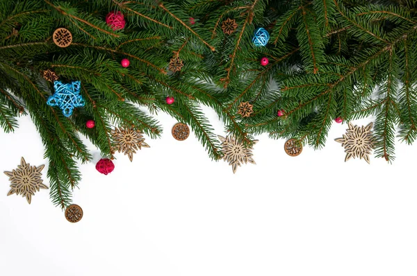 Χριστουγεννιάτικα Κλαδιά Ενός Φυσικού Δέντρου Διακοσμημένα Μπάλες Αστεριών Και Νιφάδες — Φωτογραφία Αρχείου