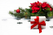 Vánoční pozadí s dekoracemi, borovicové jehličí a dárkové krabice