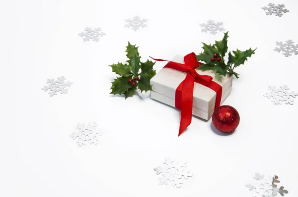 Decoraciones Navidad Acebo Cajas Regalo Sobre Fondo Blanco — Foto de Stock