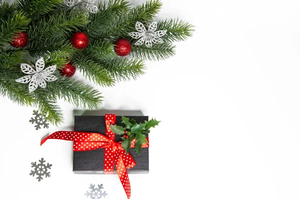 Χριστουγεννιάτικο Φόντο Διακοσμήσεις Πευκοβελόνες Και Κουτιά Δώρων — Φωτογραφία Αρχείου