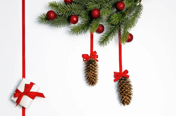 크리스마스 리본과 원추형과 전나무 배경에 — 스톡 사진