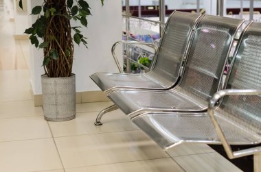 alışveriş merkezinde tezgah ve çöp tenekesi