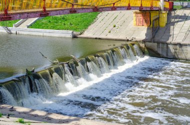 Sulama barajından çıkan girdap gibi bir su.