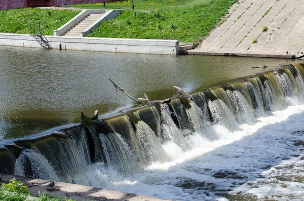 Дикая вихревая вода, выпущенная из поливной плотины — стоковое фото