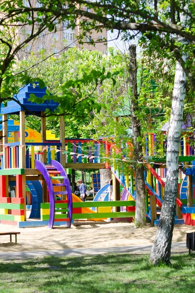 Kleurrijke kinderspeelplaats in park — Stockfoto