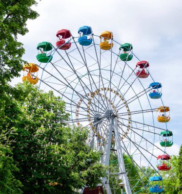 Mavi gökyüzünün arka planında dönme dolap