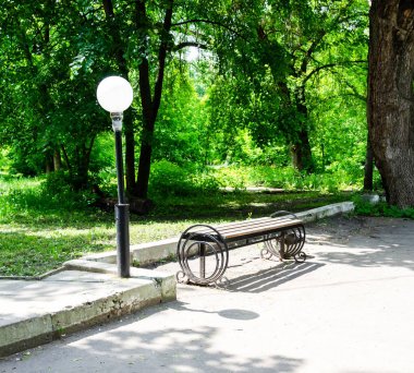 Şehir parkındaki ahşap bank.