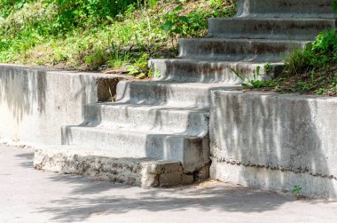 Eski Beton merdiven park, beton döşeme, curbstone, yeşil çimen, ağaçları yok