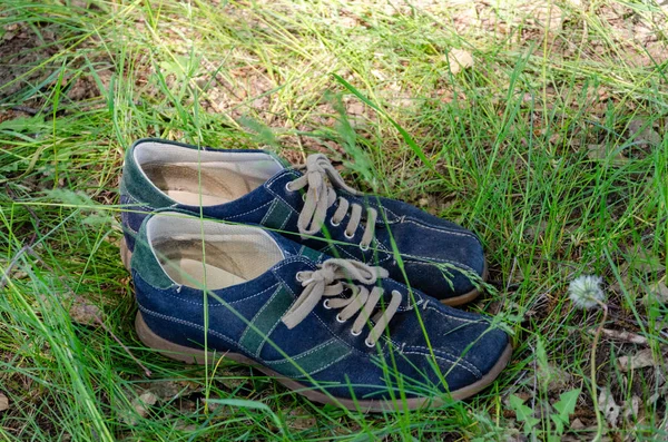 Pantofi purtați pe iarbă într-o pădure de vară — Fotografie, imagine de stoc