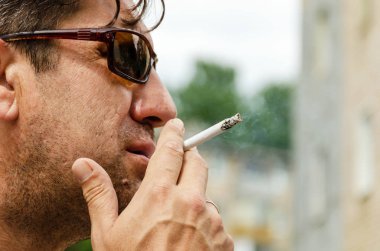 Sigara içen bir adam. Yakından.