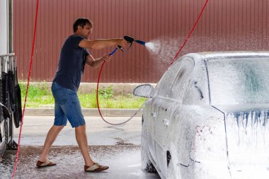 Yüksek basınçlı su kullanarak araba yıkama.