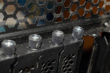 bilgisayar kılıfı tozlu siyah havalandırma delikleri