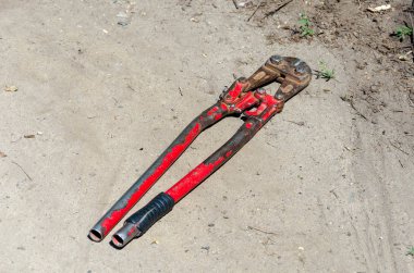 Arazi üzerinde tel veya çelik çubuklar için üst görünüm eski kesici