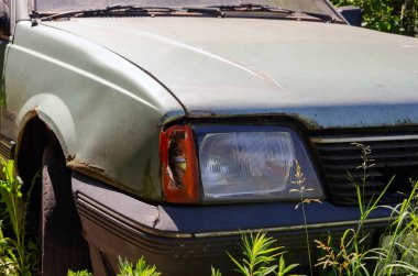 Kırık bir far ile eski araba