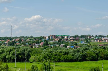 bir tepe üzerinde küçük bir kasabanın görünümü