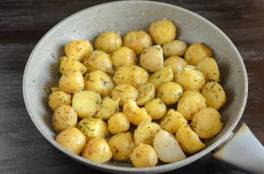 Bir tava içinde kavrulmuş genç patates