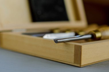 Masadaki kutuda marangoz araçları kümesi