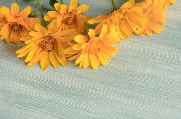 Gele bloemen samenstelling op houten achtergrond. Lente, Pasen, bithday. — Stockfoto