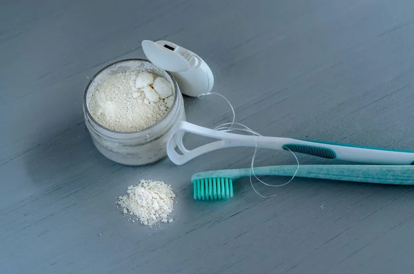 Conjunto de productos para el cuidado oral en mesa gris . — Foto de Stock