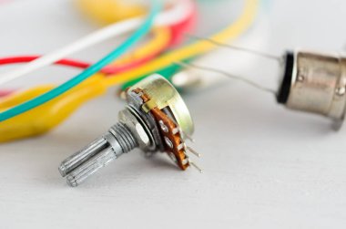 Beyaz arka plan daki elektrik bileşenleri