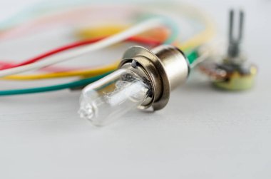 Beyaz arka plan daki elektrik bileşenleri