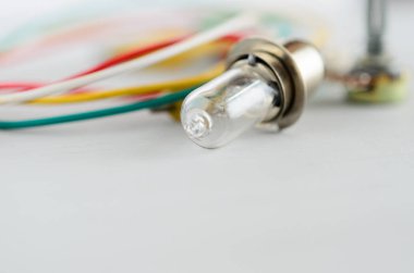 Beyaz arka plan daki elektrik bileşenleri