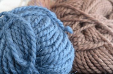 Tığ işi ve örgü seti. İplik topları ve ahşap iğneler. Ev yapımı hobi konsepti.