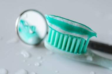 Diş macunu ve diş aynası ile diş fırçası. Ağız hijyeni sağlığı kavramı.