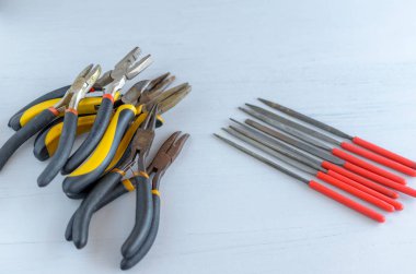 Metal takı lar masada aletler yapıyor. Yaratıcı zanaat kavramı.