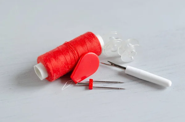 Красные аксессуары для шитья на белом фоне. Концепция производства и ремесла . — стоковое фото