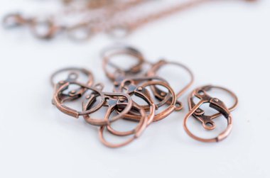 Makro görünüm bakır küpe kancaları. Zanaat malzemeleri.